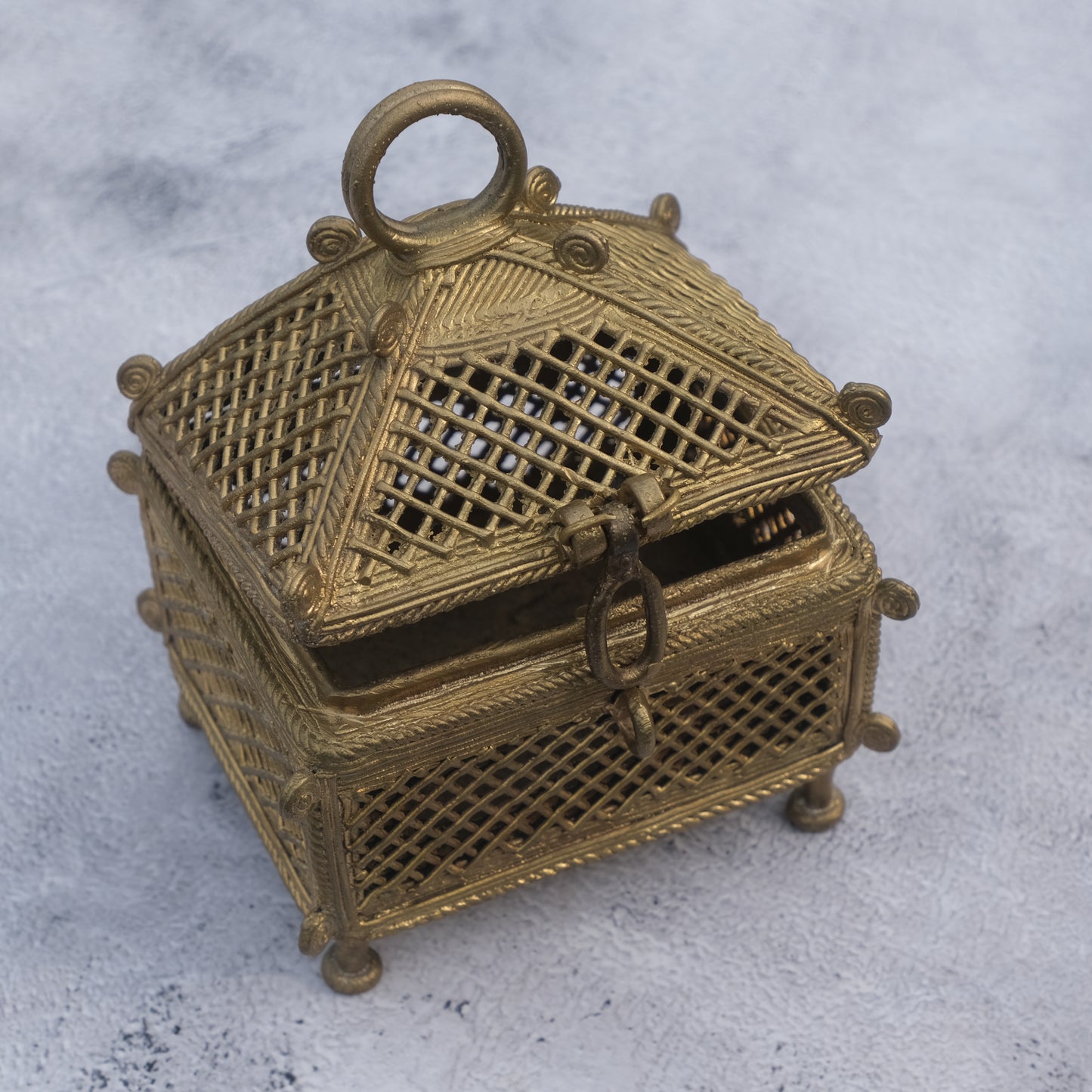 Nuagaon Dhokra Tizori Jewelry box — Handcrafted Lost-Wax Brass Showpiece